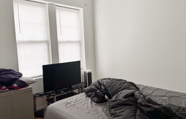 North Lincoln Square - 2 Bed / 1 Bath - In Unit Laundry