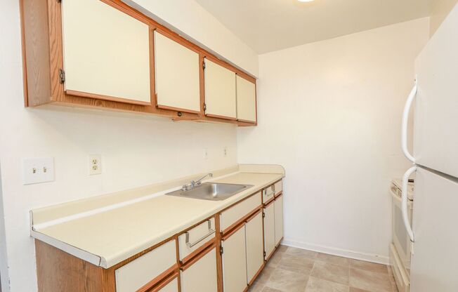 2 beds, 1 bath, 750 sqft, $925, Unit 2