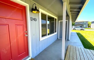 Recently-renovated 2 BR duplex in Redmond w/ private, huge fenced yard