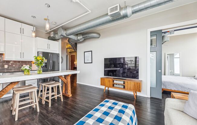2 beds, 2 baths, $4,000, Unit # 1017
