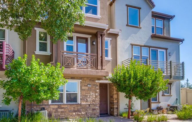 Excellent 4 Bed 2.5 Bath Town Home!