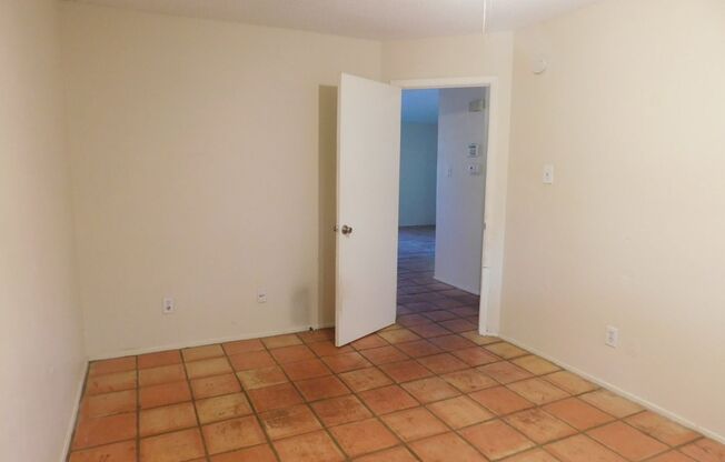 2 beds, 1 bath, 900 sqft, $1,495, Unit B