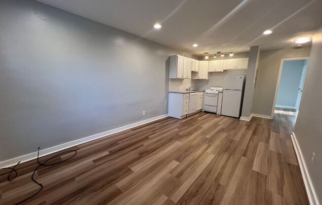 1 bed, 1 bath, 420 sqft, $1,549, Unit 5326 Fifth Ave. #11