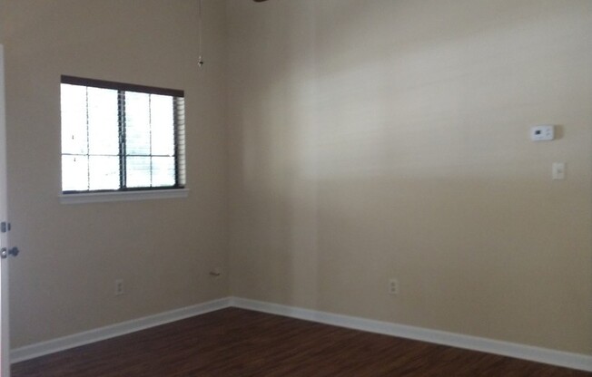 2 beds, 1 bath, $1,300