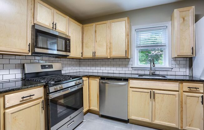 2 beds, 1 bath, $1,450, Unit 116 E Louther St