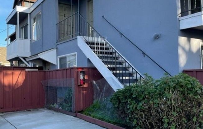 2 Bed 1 Bath apartment, Hardwood Floors throughout, with modern appliances, Conveniently located near the Elmwood neighborhood