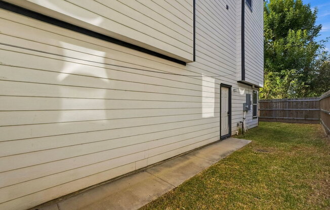 3 beds, 2 baths, 1,445 sqft, $1,725, Unit B