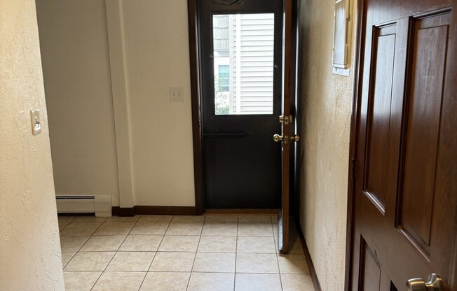 2 beds, 1 bath, $2,650, Unit 4