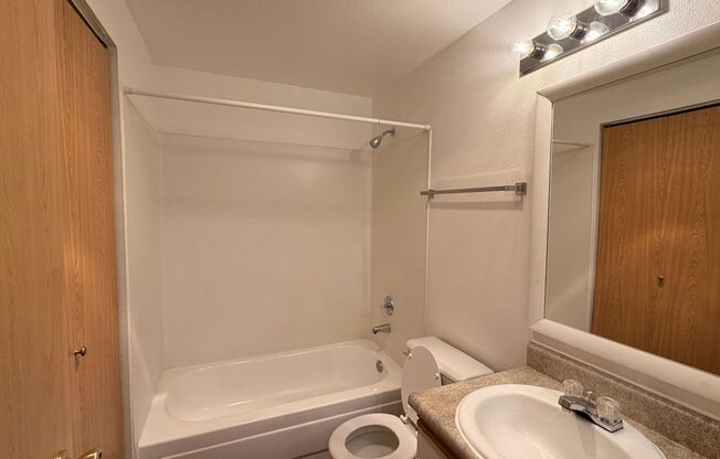 2 beds, 1 bath, 834 sqft, $1,680, Unit Q202