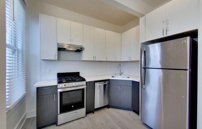 2 beds, 1 bath, 700 sqft, $3,595, Unit J