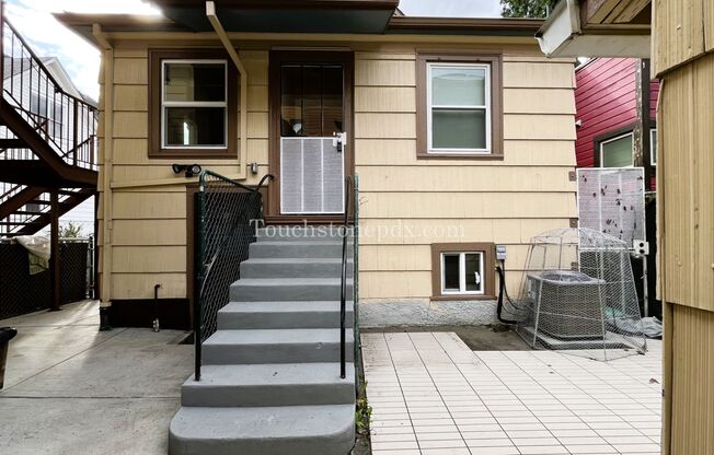 2 beds, 1 bath, $2,500