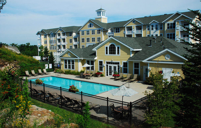 Overview of Lynnfield Commons Pool