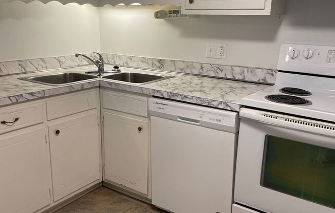 2 beds, 1 bath, 925 sqft, $1,095, Unit 42