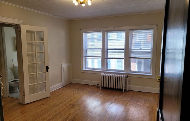 Studio, 1 bath, $895, Unit 33