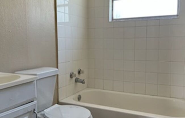 2 beds, 1 bath, $1,100, Unit POLK