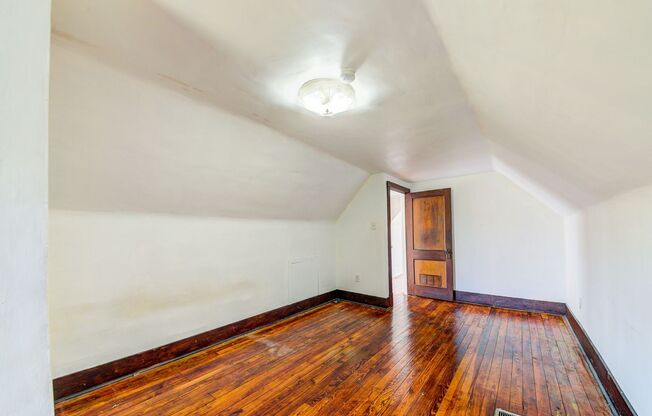 3 beds, 1 bath, $1,500, Unit Apt 2 (top)