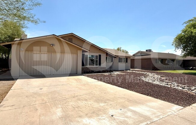 537 E LAGUNA DR