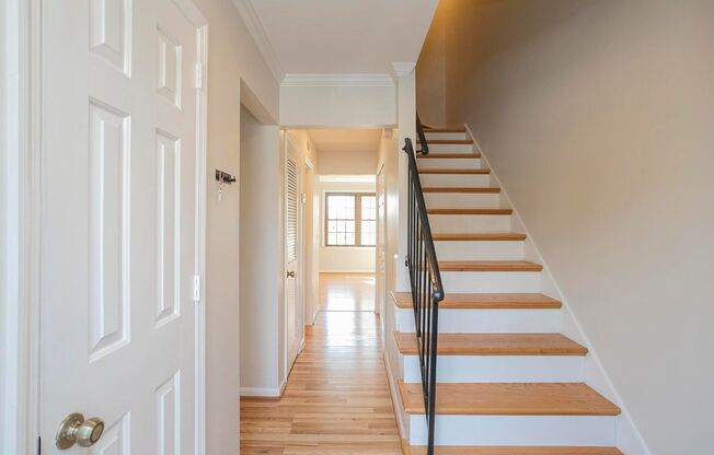 Beautiful 3 Bed Brentwood Townhome!