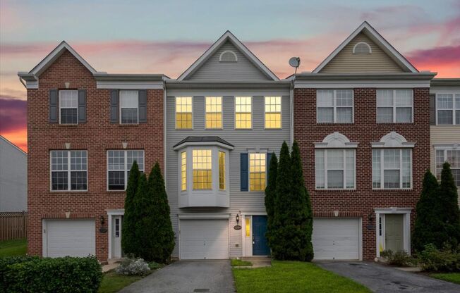 Simply the BEST Oversized Townhouse in Frederick ( min 18 mth lease )