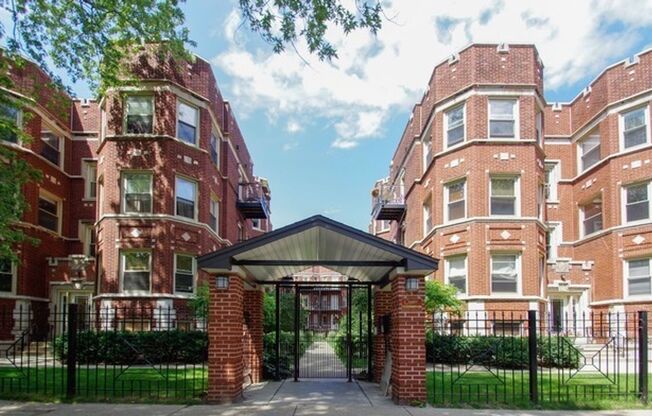 Available 9/1 - Bright 2-bed 1-Bath condo - Rodgers Park!