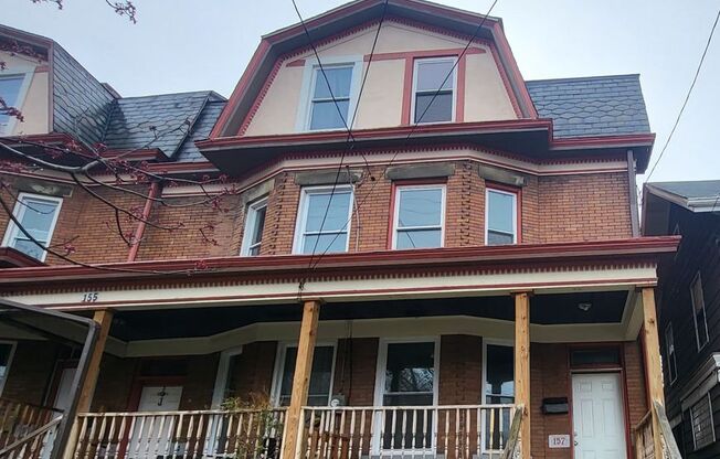 Large 4 Bedroom in Bellevue! Available June