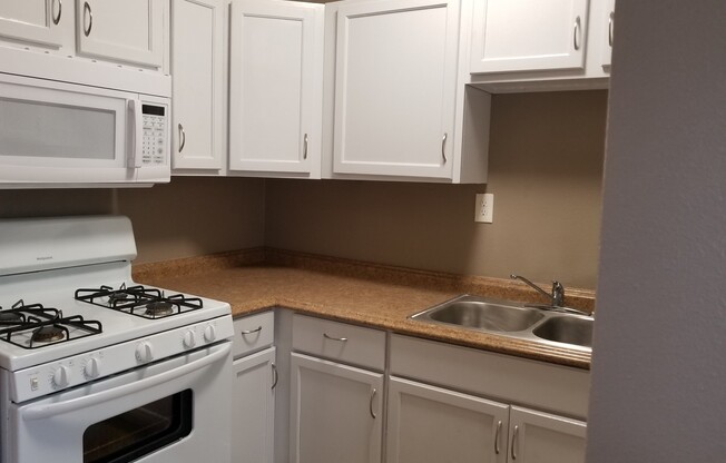 2 beds, 1 bath, 700 sqft, $925