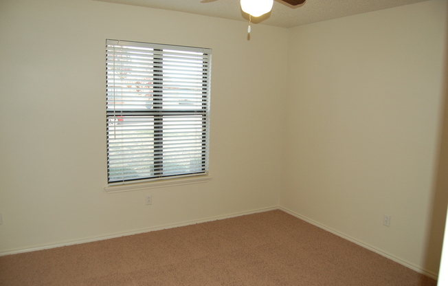 3 beds, 2 baths, $1,400