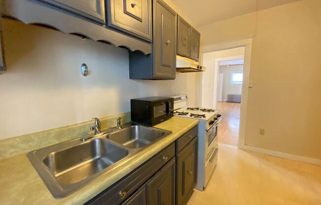 1 bed, 1 bath, $1,095, Unit 10