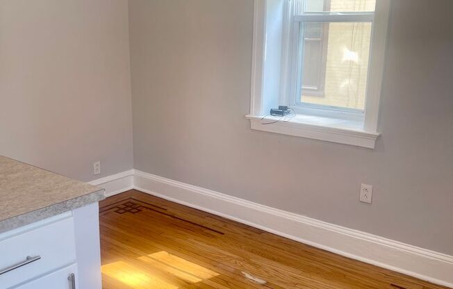 2 beds, 1 bath, 600 sqft, $1,350, Unit 1J