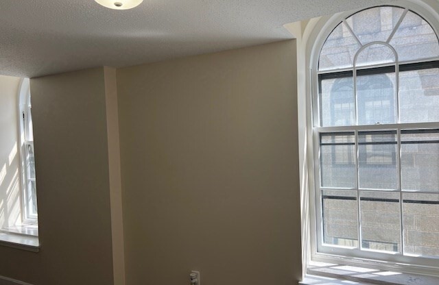 2 beds, 1 bath, 764 sqft, $2,100, Unit 1-27