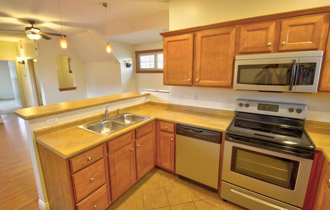 1 bed, 1 bath, 890 sqft, $1,555