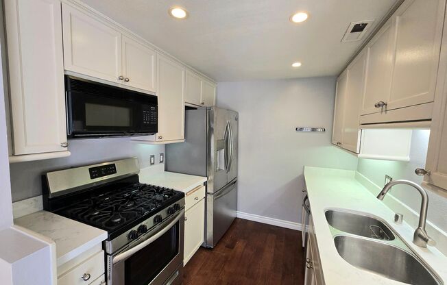 Spacious 2 Bedroom Condo with Loft in the Marina District of Downtown SD!