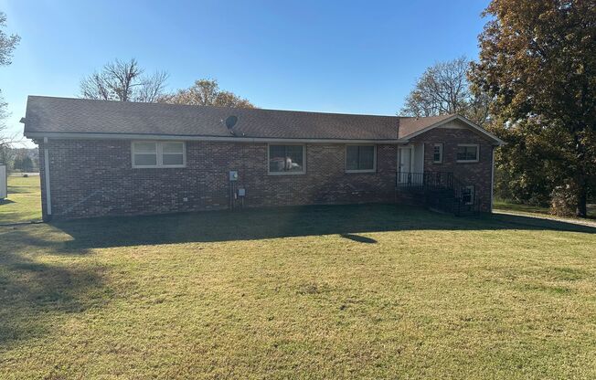 FOR LEASE - 3 bed, 2 bath, 1632 sqft single-family home