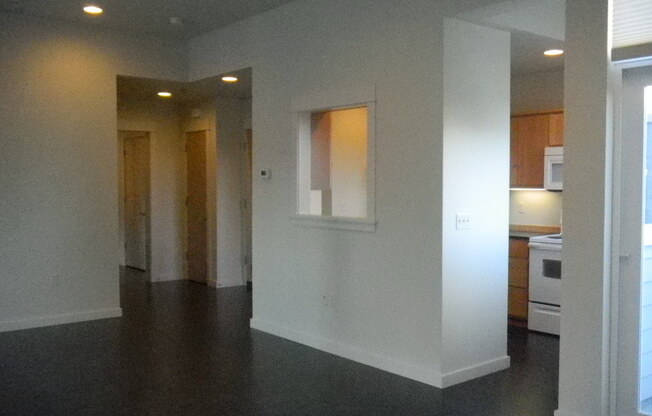 2 beds, 1 bath, $1,595, Unit 1165 Willamette St #1