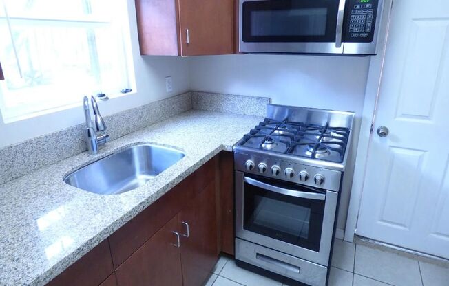 1 bed, 1 bath, 615 sqft, $2,300, Unit 3321 Barham Blvd