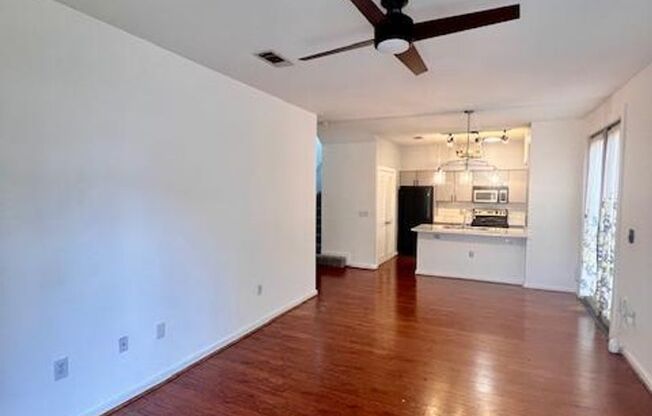 Beautiful Downtown Condo / Close to ACC Riverside / 3 bedrooms / Ref, Washer & Dryer