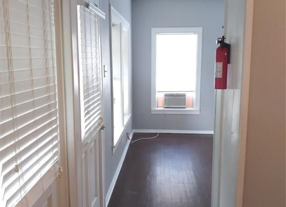 2 beds, 1 bath, 885 sqft, $995, Unit B