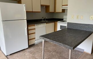 3 beds, 1 bath, $2,300, Unit 23