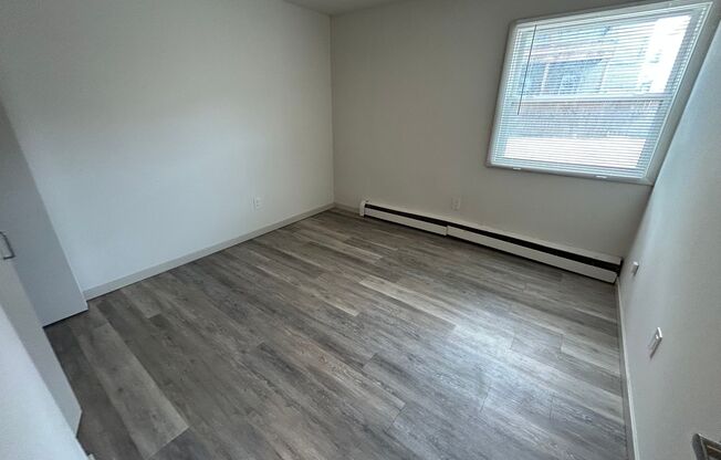 2 beds, 1 bath, $1,395, Unit 122