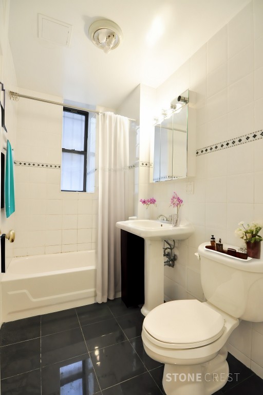 521 W 122 ST