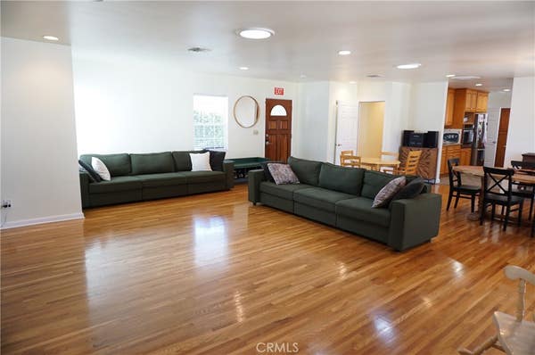 8533 WOODLEY AVE