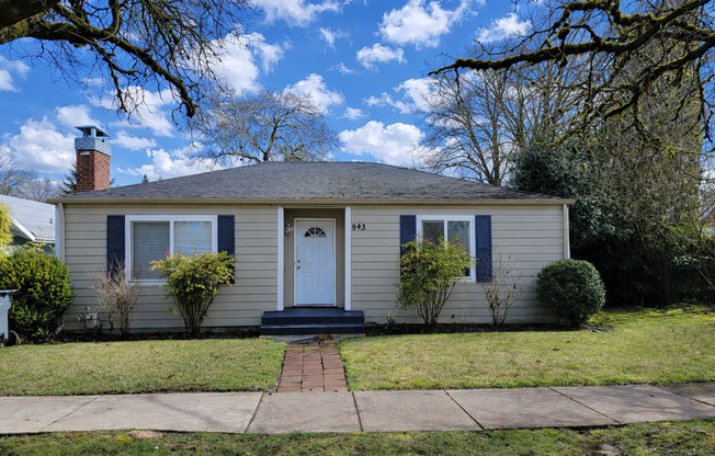Beautiful 5 Bed, 2 Bath Single-Family House with Large Fenced Backyard Close to OSU!
