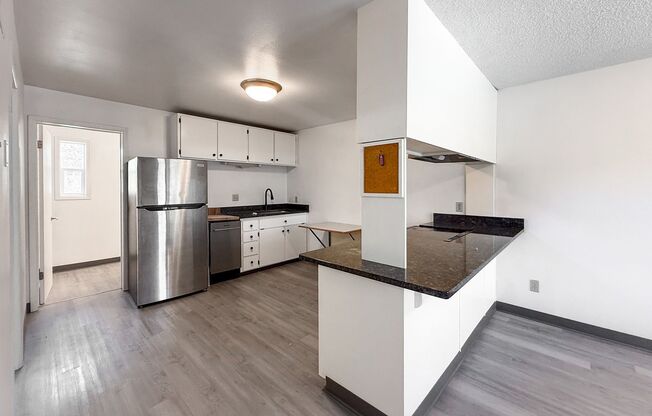 2 beds, 1 bath, 735 sqft, $1,100