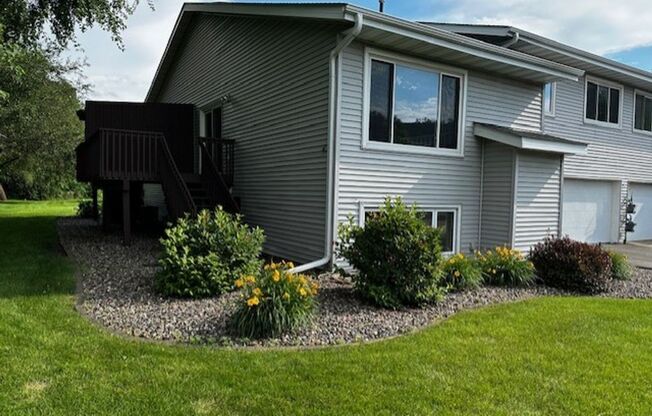 End unit townhome in Lakeville *3Bed*2bath Available 9/1