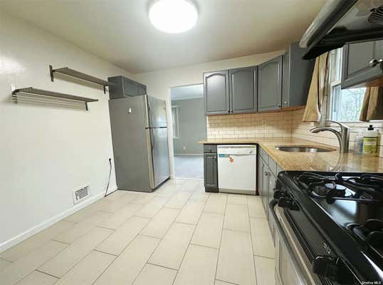 3 beds, 2 baths, $3,200