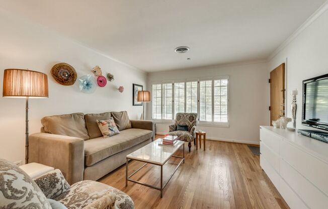 2 Bedroom, 1 Bath Duplex in Caruth Terrace!