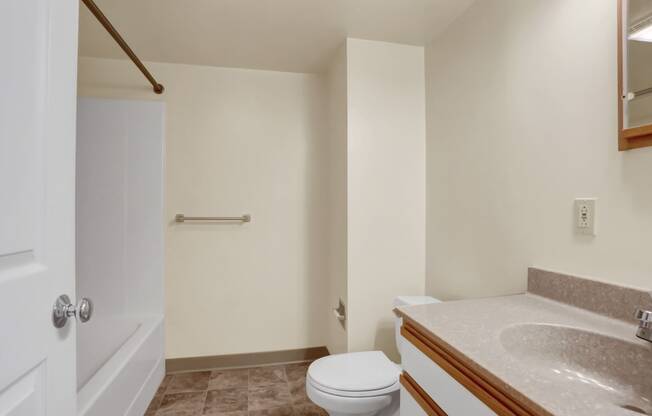 Apartment Bathroom | Apartment in Williamsport | The Weightman