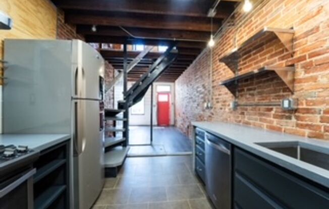 AMAZING 1 BEDROOM TOWNHOME IN HOLLINS MARKET