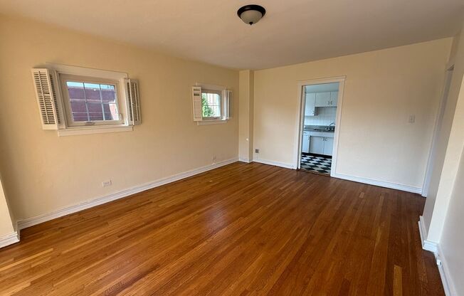 1 bed, 1 bath, 572 sqft, $1,510, Unit Old King Edward 21