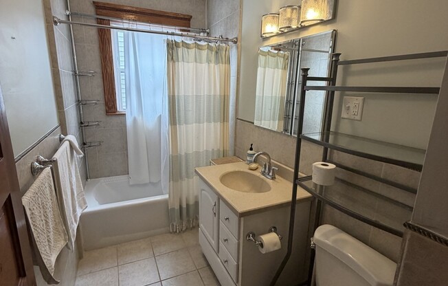 2 beds, 1 bath, 1,200 sqft, $2,500, Unit 3